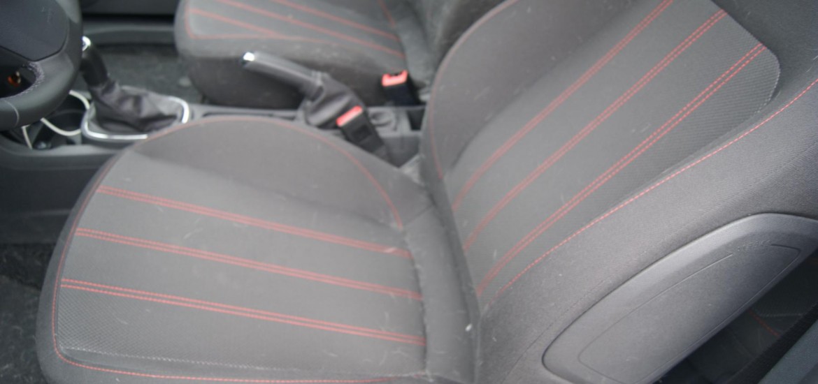 Tierhaarentfernung bei einem Opel Corsa - Vorher