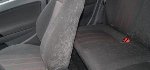 Tierhaarentfernung bei einem Opel Corsa - Vorher