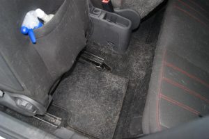 Tierhaarentfernung bei einem Opel Corsa - Vorher