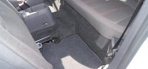 Tierhaarentfernung bei einem Opel Corsa - Vorher